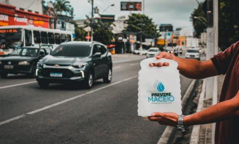 Para diminuir lixo nas ruas, Previne Maceió distribui 15 mil lixeiras para carro